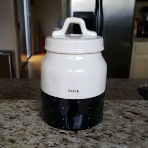 1 small Rae Dunn container